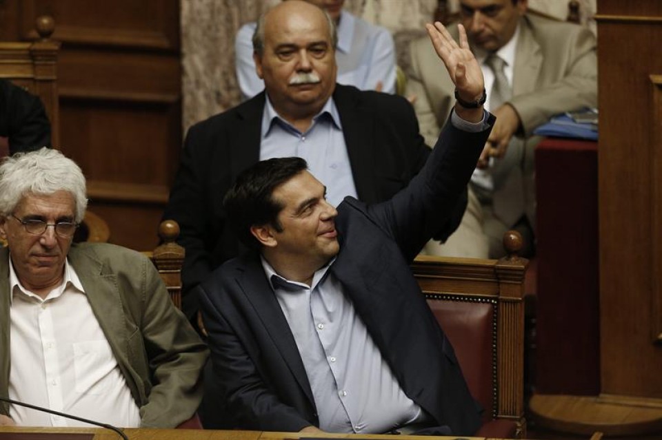 Alesix Tsipras, ayer, tras la votación en el Parlamento de Grecia. EFE. 