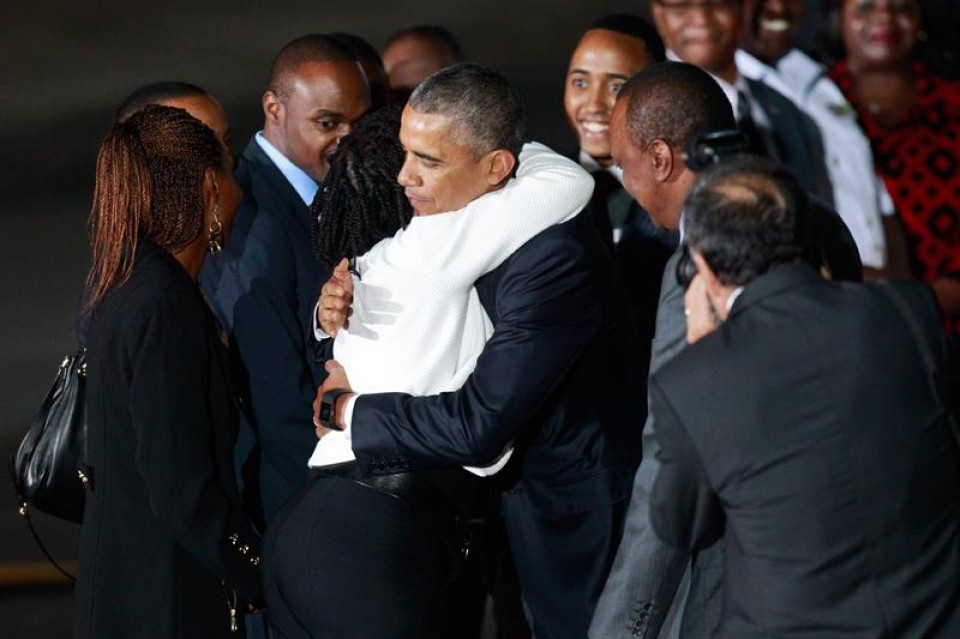 El presidente estadounidense, Barack Obama, abraza a su hermanastra, Auma Obama, en Nairobi. EFE