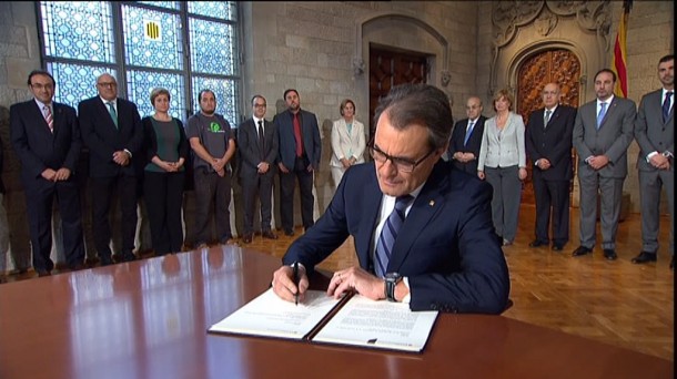 Mas firma el decreto de convocatoria de la consulta del 9N. EFE. 