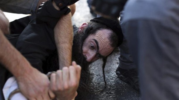 Momento de la detención del judio extremista, con antecedentes por un acto similar. Foto: EFE