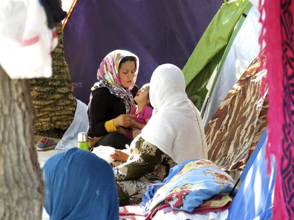 Un grupo de mujeres afganas en el campamento para refugiados improvisado en un parque de Atenas. EFE
