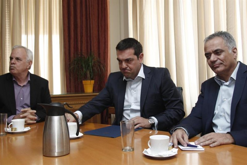 Alexis Tsipras, rodeado de dos ministros de su gabinete. Foto: EFE.