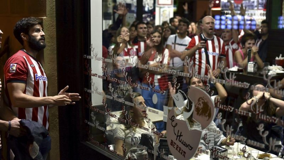 Pozak eta algarak Bilboko kaleak hartu zituzten, Athleticen garaipenaren ostean. Irudia: EFE