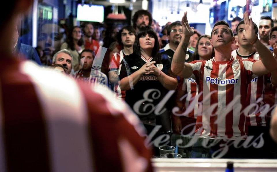 Pozak eta algarak Bilboko kaleak hartu zituzten, Athleticen garaipenaren ostean. Irudia: EFE