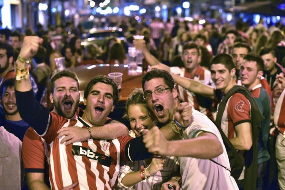 Pozak eta algarak Bilboko kaleak hartu zituzten, Athleticen garaipenaren ostean. Irudia: EFE