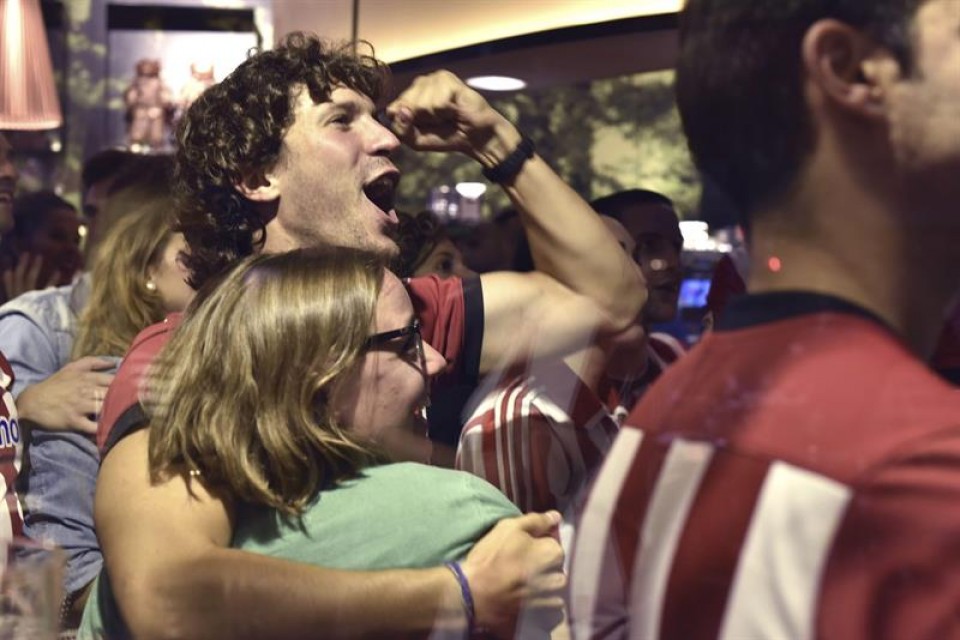 Pozak eta algarak Bilboko kaleak hartu zituzten, Athleticen garaipenaren ostean. Irudia: EFE