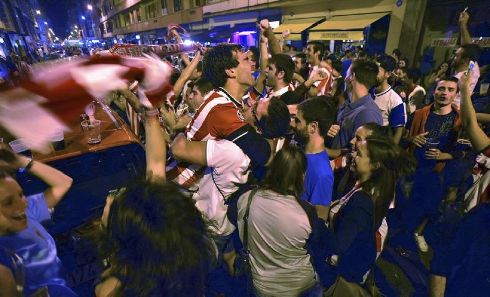 Pozak eta algarak Bilboko kaleak hartu zituzten, Athleticen garaipenaren ostean. Irudia: EFE