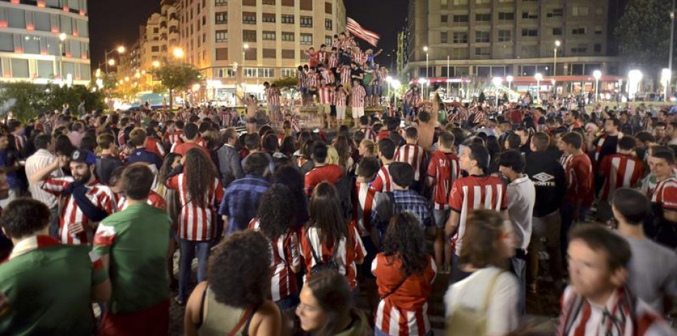 Pozak eta algarak Bilboko kaleak hartu zituzten, Athleticen garaipenaren ostean. Irudia: EFE