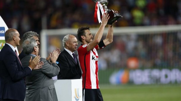 El capitán del Athletic, Carlos Gurpegui, recibió el trofeo. Foto: EFE.