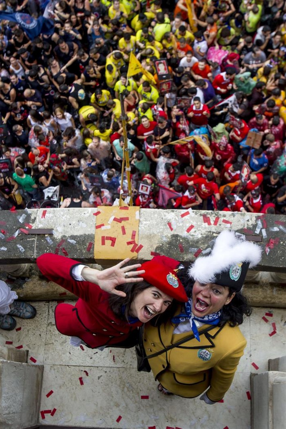 Oihana Pascual eta Gurutze Beitia, txupinera eta pregonera. Argazkia: EFE