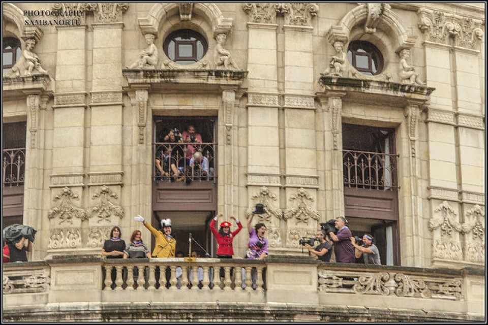Oihana Pascual eta Gurutze Beitia, txupinera eta pregonera. Argazkia: Jose Miguel San Vicente