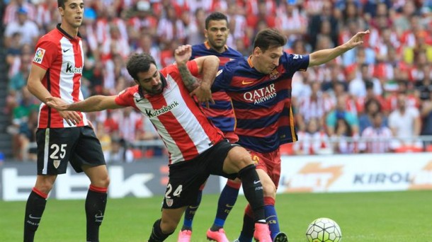 Balenziaga, que se ha retirado lesionado, intenta parar a Messi. Efe.