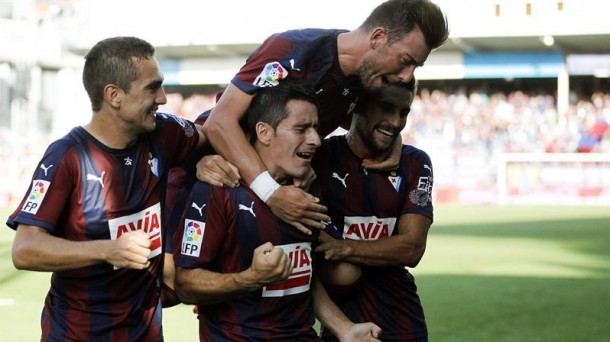 Los jugadores de Eibar celebran el gol de Saúl Berjón. Efe.