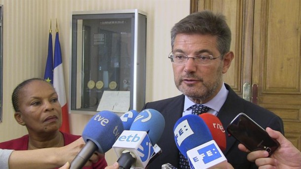 Christiane Taubira y Rafael Catalá en la comparecencia de ayer, en París. EFE. 