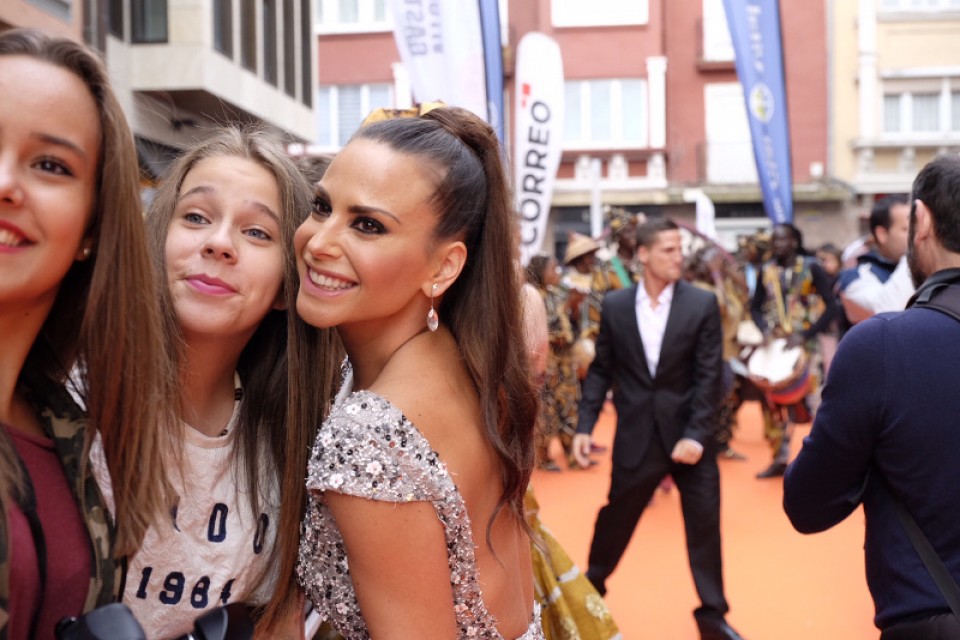 Begoña Alonso en la alfombra naranja