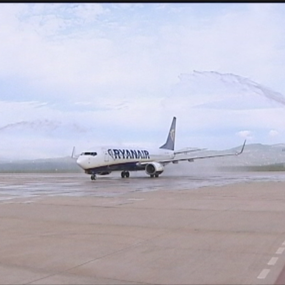 Primer avión que aterriza en elaeropuerto de Castellón