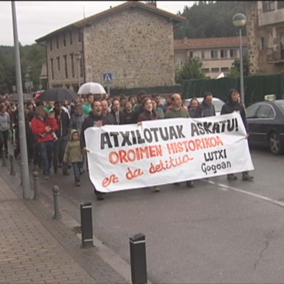 Manifestazioa egin dute Otxandion, gaurko lau atxiloketak salatzeko. Argazkia: EiTB