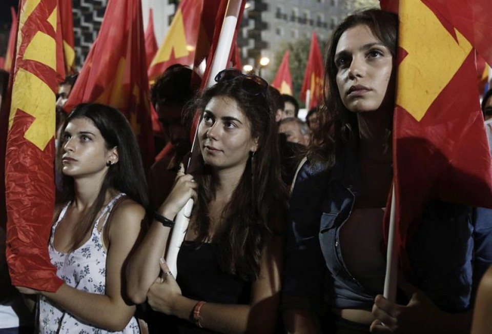 Seguidoras del Partido Comunista de Grecia (KKE) en la plaza de Syntagma en Atenas. Foto: EFE