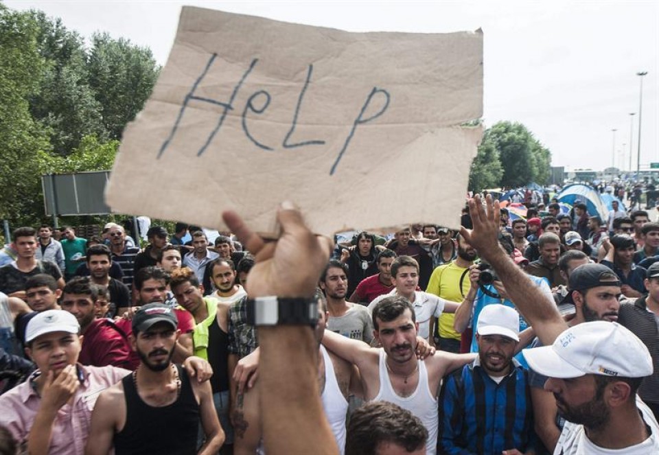 Refugiados piden ayuda en la frontera entre Hungría y Serbia. Foto: EFE