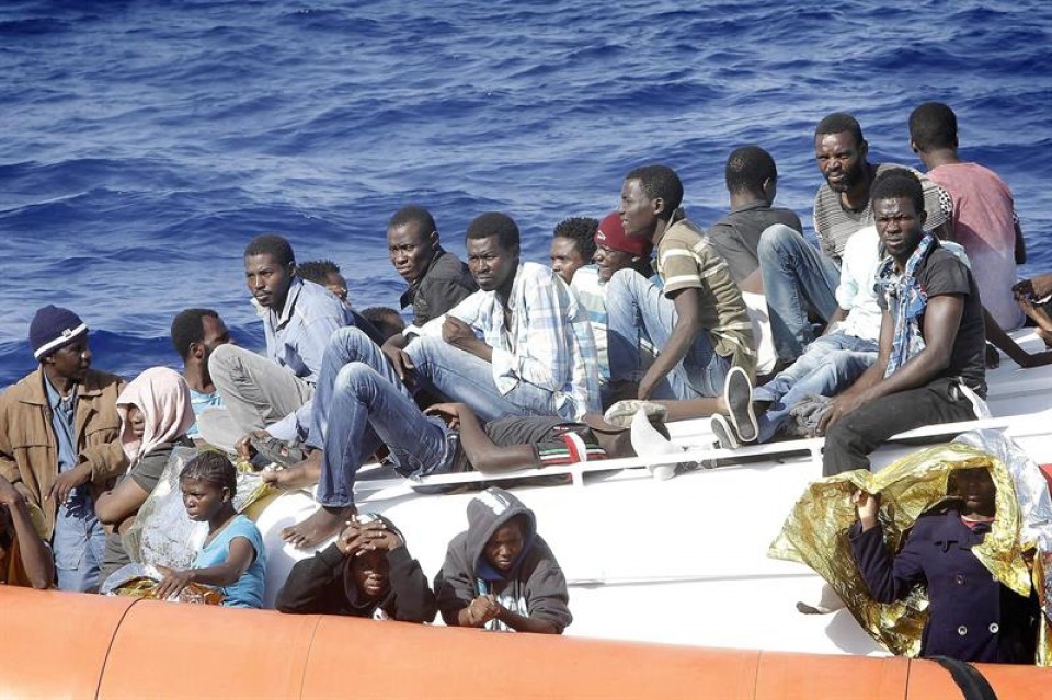 Los inmigrantes han sido localizados en 20 barcazas. Foto: EFE