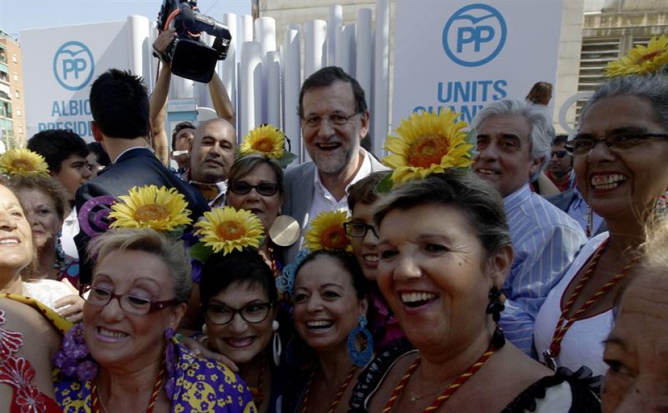 Mariano Rajoy junto a varios simpatizantes del PP en Badalona. Foto: EFE