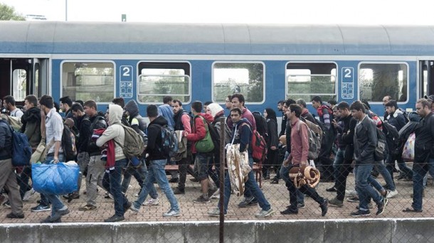 Refugiados en la estación de ferrocarril en Hegyeshalom, Hungría. Foto: EFE