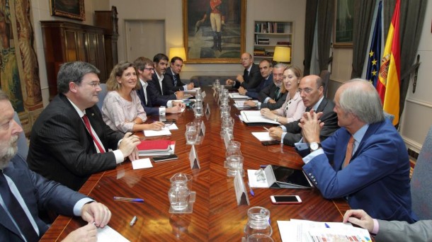 Reunión de representantes de las administraciones vascas y del Gobierno español. Foto: Irekia