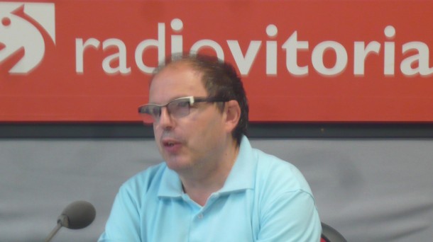 Álvaro Albaina lleva 35 años enseñando el ajedrez a niños en Vitoria