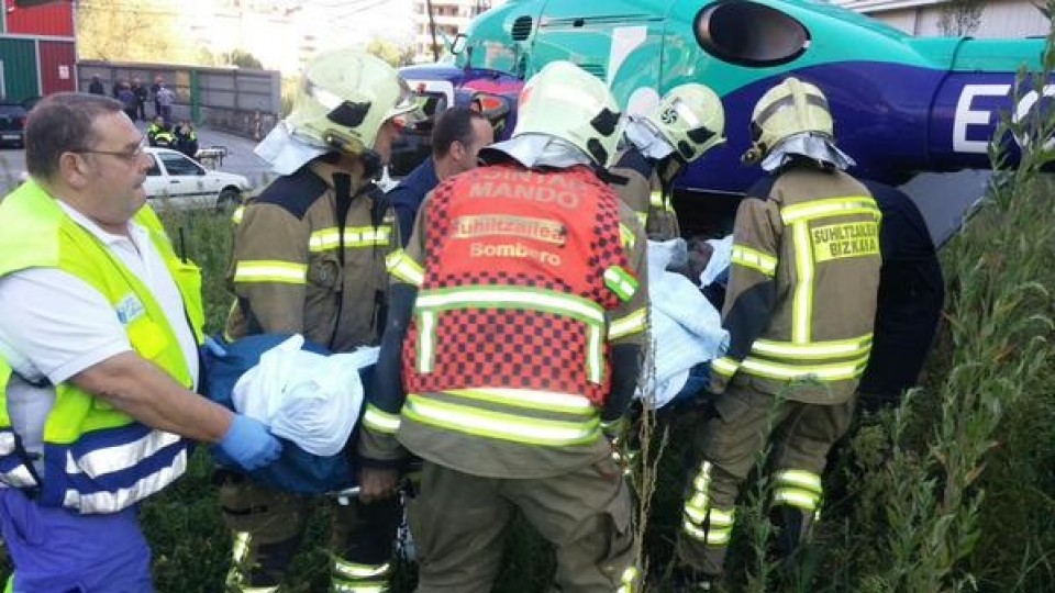 Uno de los trabajadores heridos ha sido trasladado al Hospital de Cruces.Foto: Bomberos de Bizkaia. 