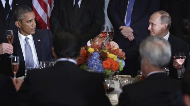 Barack Obama y Vladimir Putin brindan en el almuerzo de la ONU. Foto: EFE