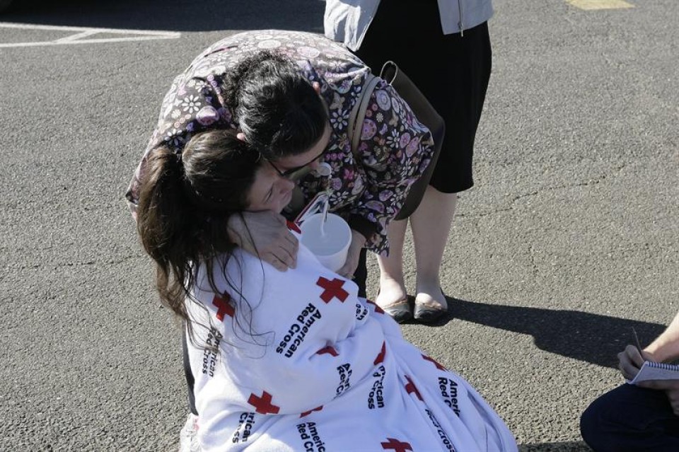 Una estudiante de primer año es abrazada por su madre tras el tiroteo. Foto: EFE