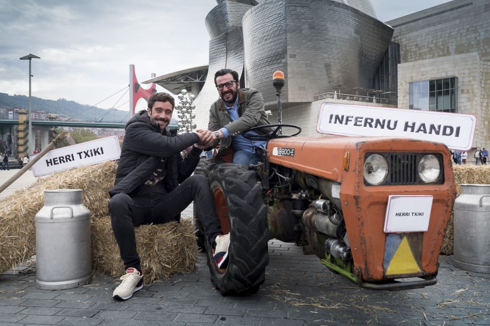 Zuhaitz Gurrutxaga eta Mikel Pagadi, 'Herri Txiki, Infernu Handi' saioaren aurkezleak. (Argazkia: EiTB)