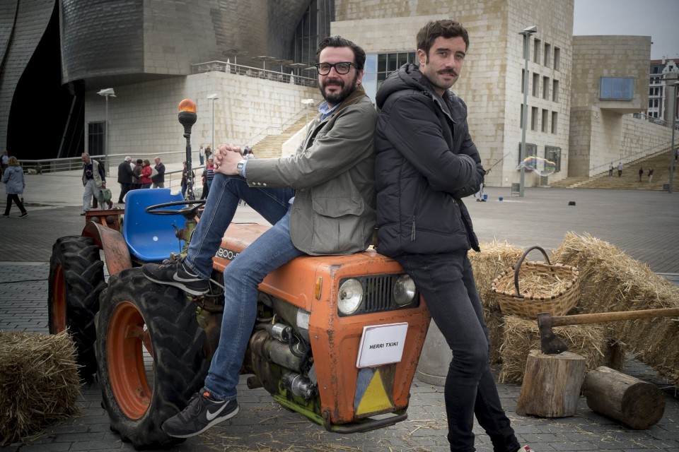 Zuhaitz Gurrutxaga eta Mikel Pagadi, 'Herri Txiki, Infernu Handi' saioaren aurkezleak. (Argazkia: EiTB)