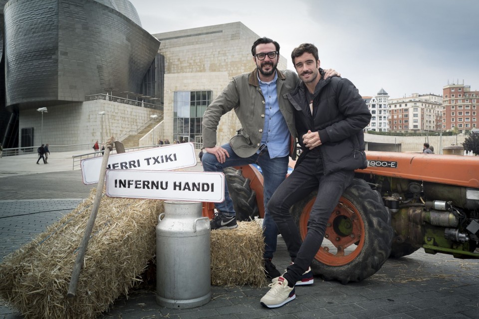 Zuhaitz Gurrutxaga eta Mikel Pagadi, 'Herri Txiki, Infernu Handi' saioaren aurkezleak. (Argazkia: EiTB)