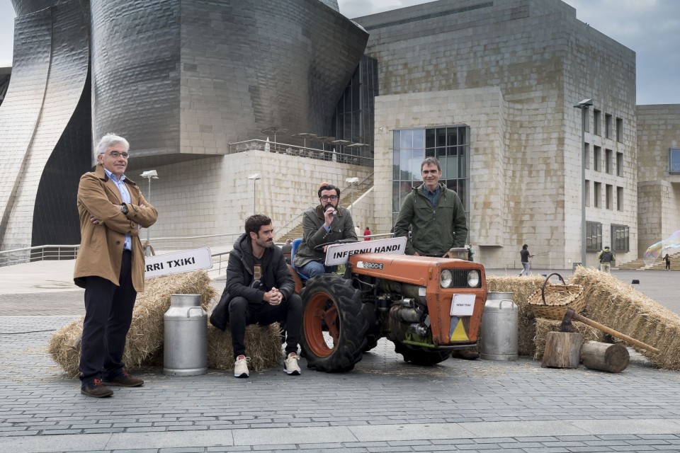 Zuhaitz Gurrutxaga eta Mikel Pagadi, 'Herri Txiki, Infernu Handi' saioaren aurkezleak, Eduardo Barinaga ETBko zuzendariarekin. (Argazkia: EiTB)