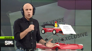 Lobato muestra el coche de Fernando Alonso, que está a la venta