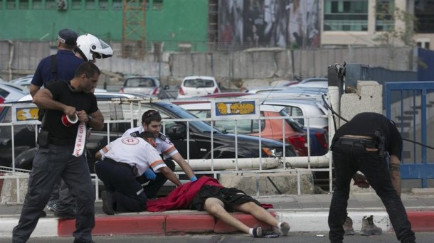 Un palestino muerto en Tel Aviv. Foto: EFE  