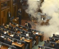 Kosovoko oposizioak gas negar-eragilea jaurti du Parlamentuan