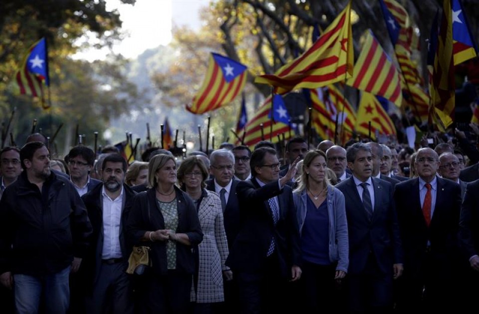 Mas, arropado por el gobierno catalán y unas 3.000 personas