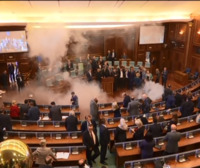 Diputados lanzan gases lacrimógenos en el Parlamento de Kosovo