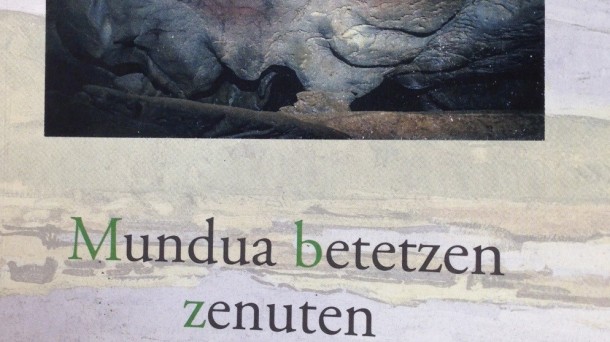 Tere Irastortzak Mundua betetzen zenuten poesia liburua aurkeztu du