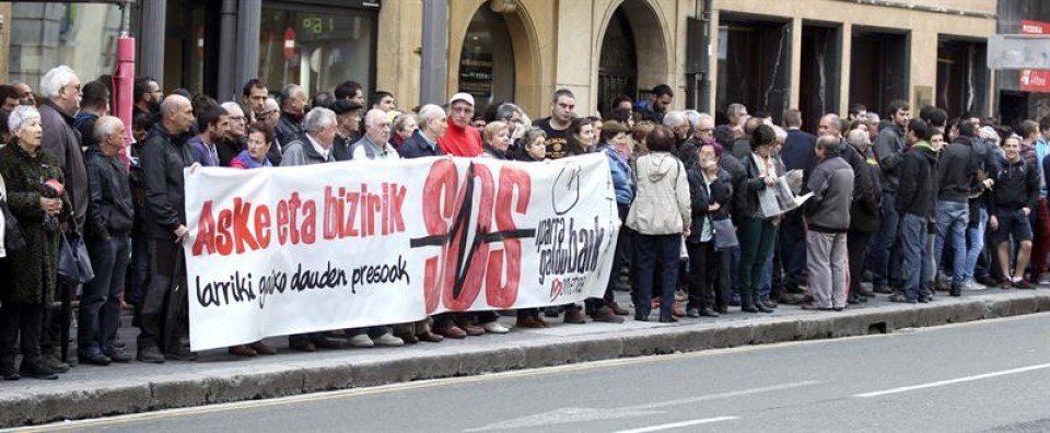 Ibon Iparragirre ha sido juzgado hoy en Bilbao y han hecho una concentración a la puerta. EFE