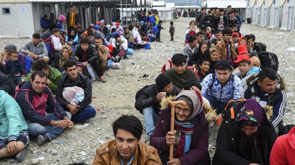 Refugiados esperan para coger el tren cerca de la ciudad de Gevgelija (Macedonia). Foto: EFE