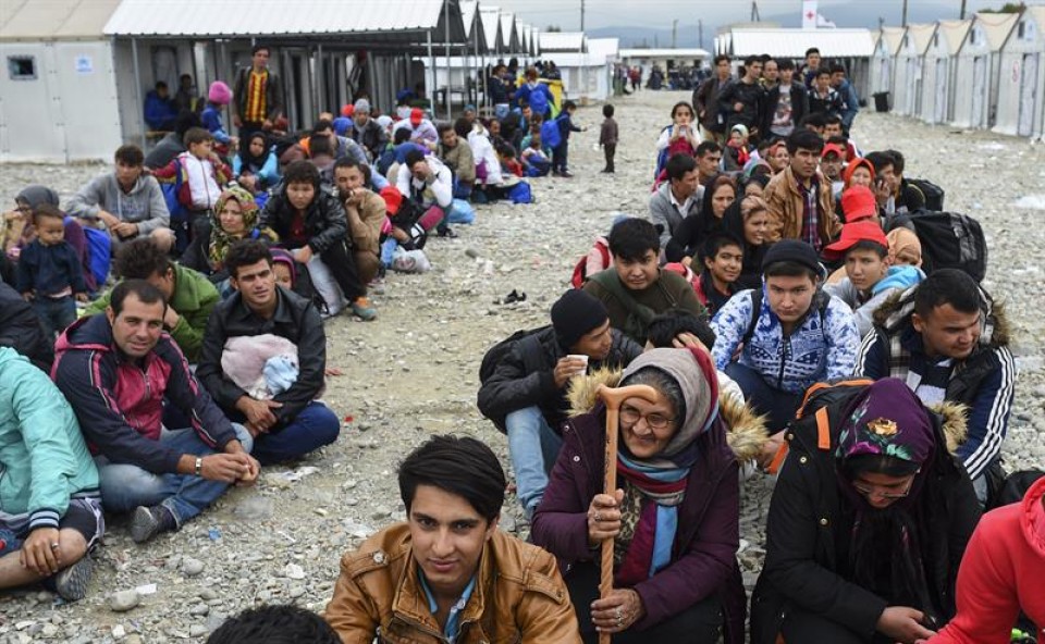 Refugiados esperan para coger el tren cerca de la ciudad de Gevgelija (Macedonia). Foto: EFE