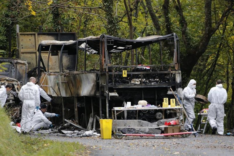 Restos del autobús siniestrado en Burdeos. Foto: EFE