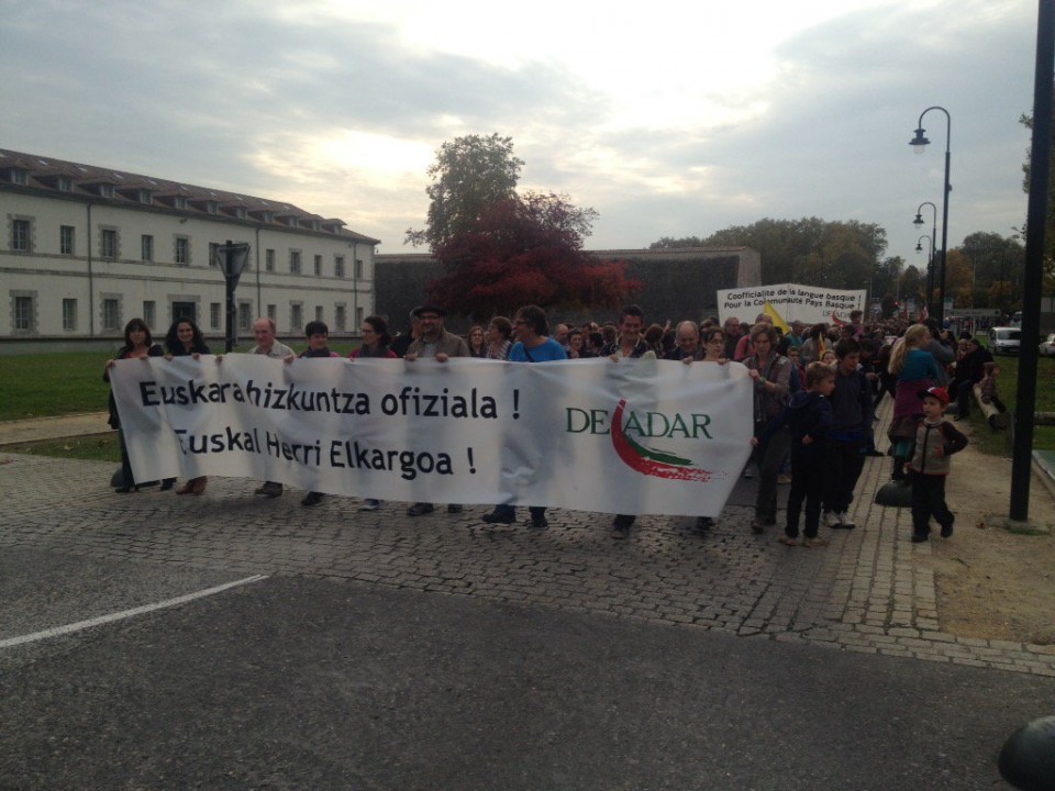 Cientos de personas se han dado cita en Baiona bajo el lema «Euskara hizkuntza ofiziala! Euskal Herri Elkargoa!». Foto: Kazeta.eus