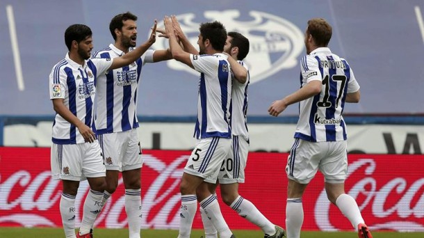 Los jugadores de la Real celebran el primer gol de Carlos Vela. Efe.