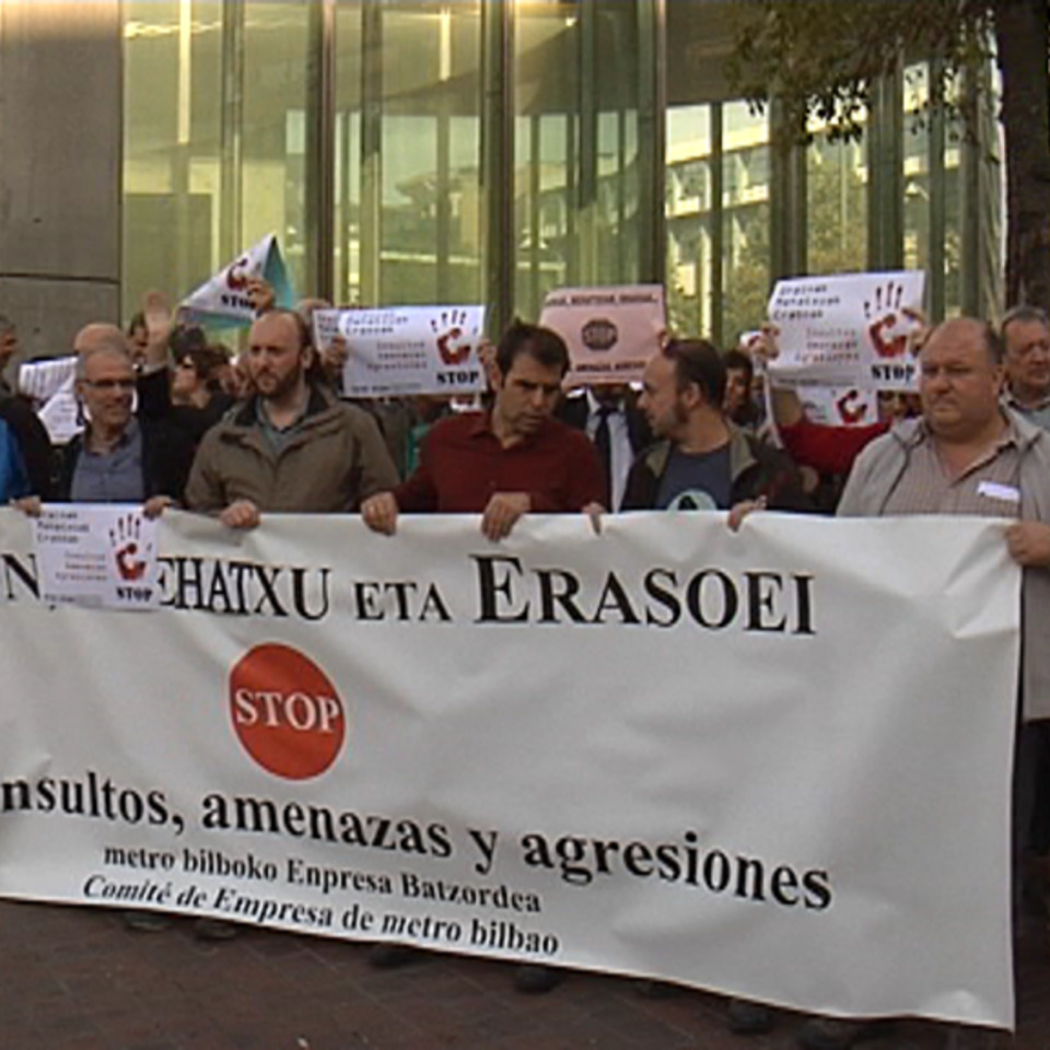 Metro Bilbaoko enpresa batzordeak elkarrearatzea egin du gaur. Argazkia: LAB Metro Bilbao