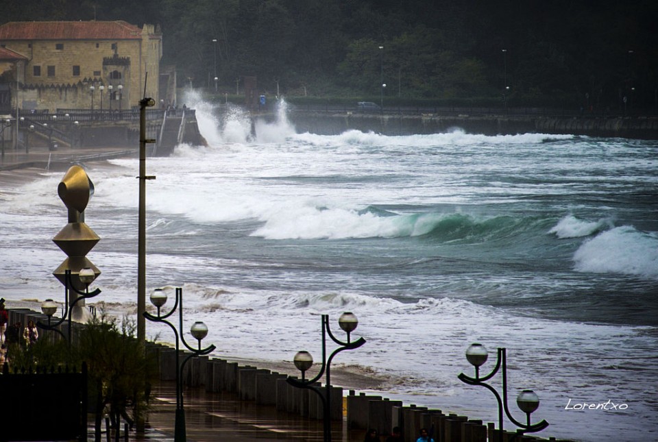 Olatu handiak Zarautzen. Argazkia: Lorentxo Portularrume.