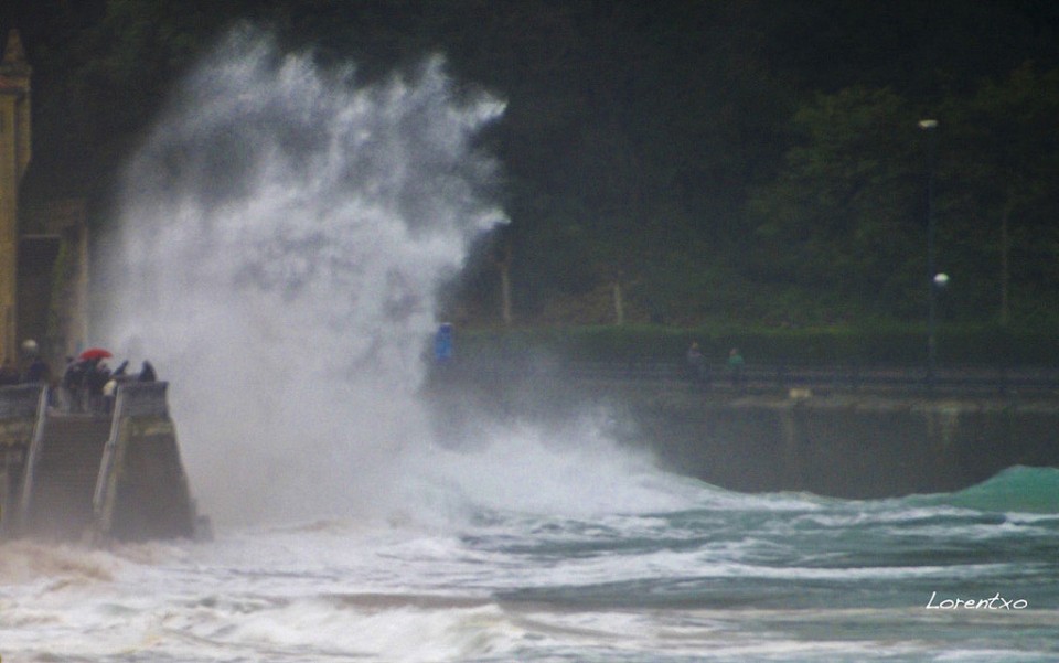 Olatu handiak Zarautzen. Argazkia: Lorentxo Portularrume.